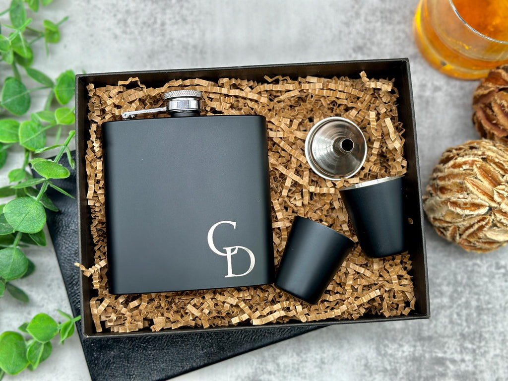 Personalized Groomsmen Flasks, Best Man Gift, Custom Black Flask for Best Man, Black Hip Flask, Groomsmen Gifts, Gifts for Wedding Party.